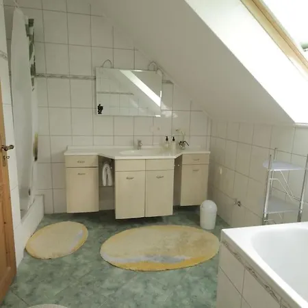 Apartment Wunderschoene, Grosse, Ruhige Ferienwohnung Im Zfh Waltershausen